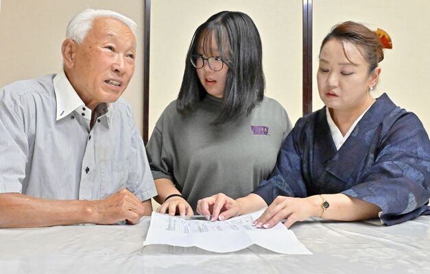 献花補助者を務める根本凛々さん（中央）と、共に参列する母佳世さん、祖父繁雄さん＝８日午後、鹿沼市西茂呂２丁目、近藤文則撮影