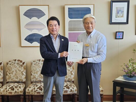 福田知事（右）に要望書を手渡した佐藤県市長会長＝12日午後、県庁