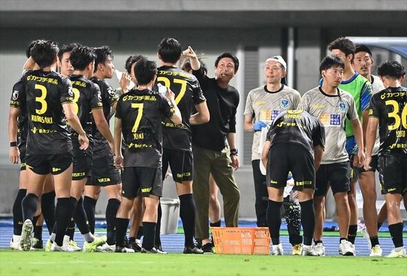 栃木ＳＣで２季目の指揮を執った時崎監督（中央）。終盤戦は８試合勝ちなしと苦しんだ＝８月13日徳島戦、カンセキスタジアムとちぎ