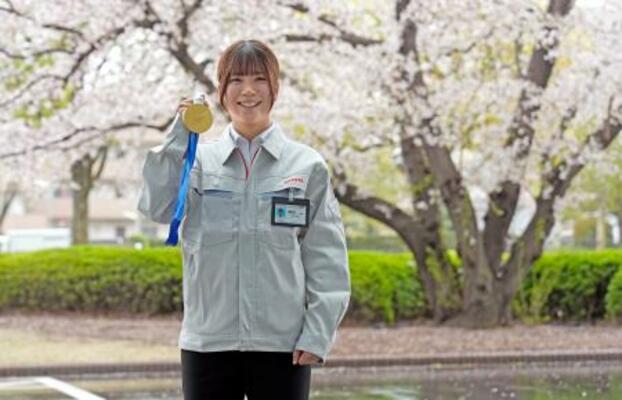 　トヨタ自動車の入社式を終え、金メダルを手に笑顔を見せるスノーボード女子の深田茉莉＝１日、愛知県豊田市