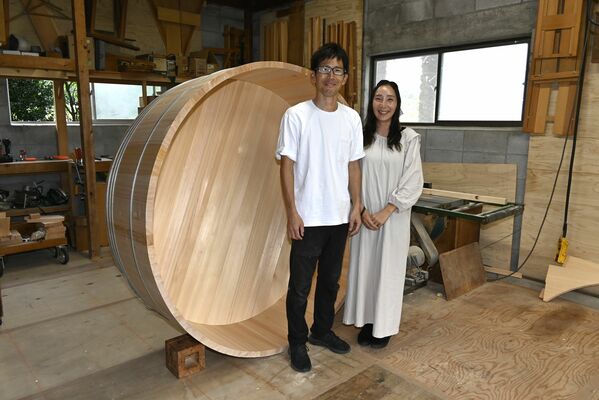 独立後初めて手がけた完成間近の風呂おけと沼尾さん夫妻