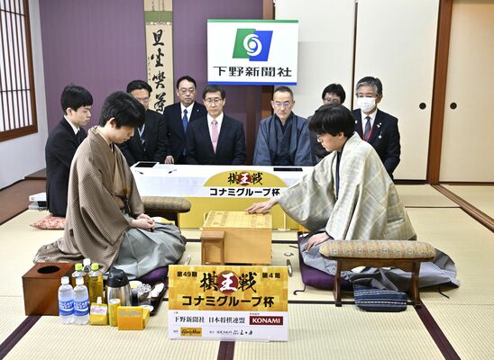 伊藤七段が初手を指す（手前右）＝17日午前９時、日光市鬼怒川温泉大原