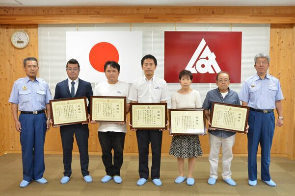 表彰を受けた武野さん（右から２人目）、川田さん（同３人目）、龍崎さん（同４人目）、長谷川さん（同５人目）、堀江さん（同６人目）