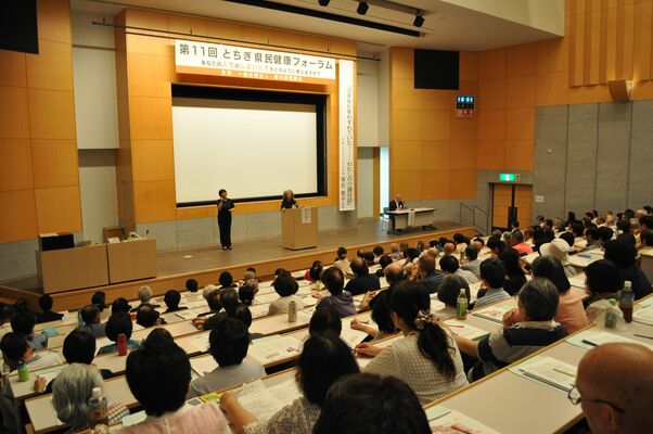 人生の終末期について落合さんが講演した「とちぎ県民健康フォーラム」＝２日午後、宇都宮市駒生町