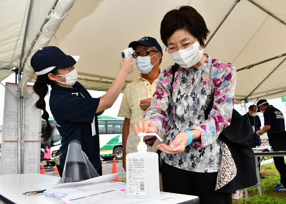 会期前競技の入場口で消毒や検温を行う来場者。国体・障スポ各会場で感染対策が取られた＝９月10日午前、足利市内