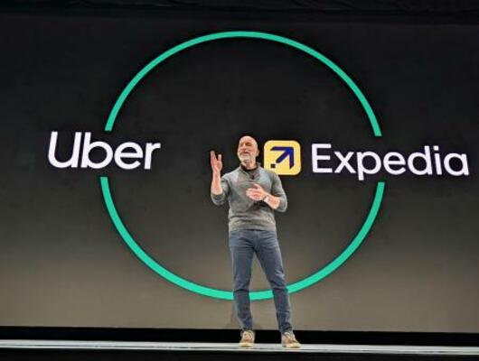 　あいさつする米配車大手ウーバー・テクノロジーズのダラ・コスロシャヒ最高経営責任者（ＣＥＯ）＝２９日、ニューヨーク（共同）