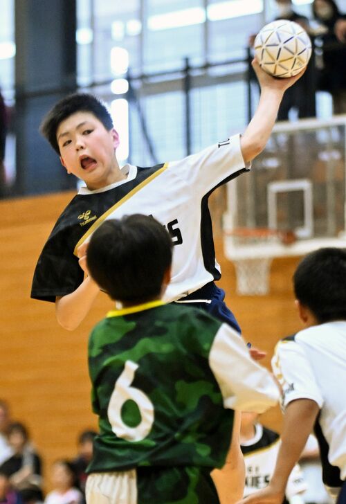 男子　宇都宮ＨＣ－野木ＪＨＣルーキーズ戦　後半１分、野木・上遠野が豪快にシュートを決める＝野木中新体育館