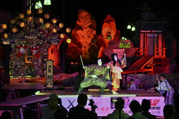はりか山を背景に披露される「将門」＝24日午後８時10分、那須烏山市中央３丁目