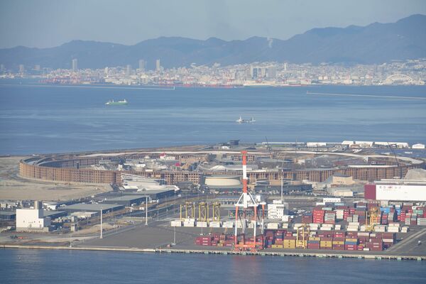 大阪湾に浮かぶ人工島「夢洲」内の万博会場を、大阪府咲洲庁舎から見た全景＝１月25日
