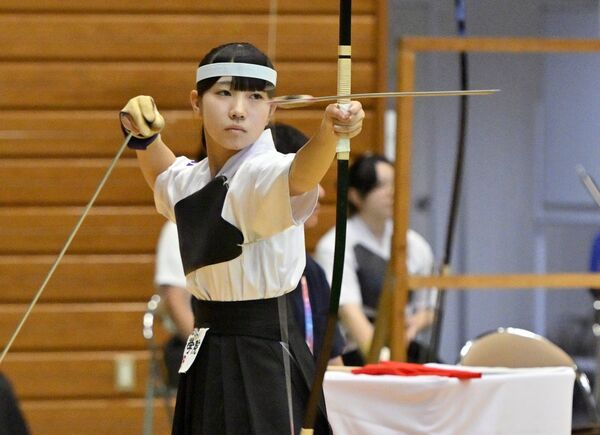 弓道女子個人予選　矢を放つ作新の植木＝鳥取県米子市の県立武道館、広瀬華撮影