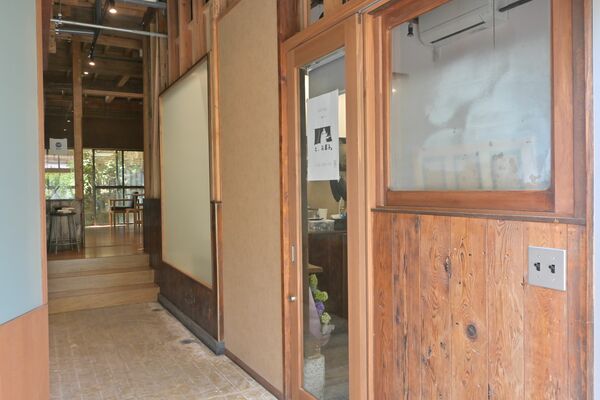 焼き菓子店「と、お菓子。」にはおでん屋時代の柱やガラスも使われている