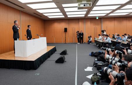 　新浪剛史会長の辞任について開かれたサントリーＨＤの記者会見＝２日午後、東京都港区