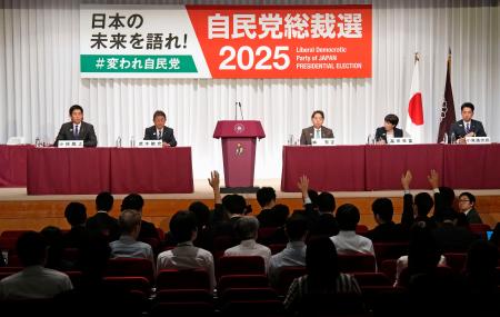 　自民党本部で開かれた総裁選の共同記者会見。（左から）小林元経済安保相、茂木前幹事長、林官房長官、高市前経済安保相、小泉農相＝２３日午前、東京・永田町