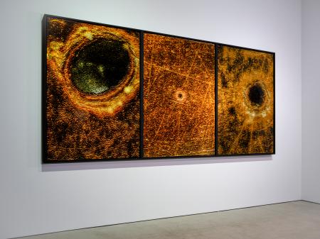 　Ｃｈｉｍ↑Ｐｏｍ　ｆｒｏｍ　Ｓｍａｐｐａ！Ｇｒｏｕｐ「穴の中の穴の中の穴」展示風景（２０２５年、ＡＮＯＭＡＬＹ、東京　撮影：森田兼次）（提供写真）