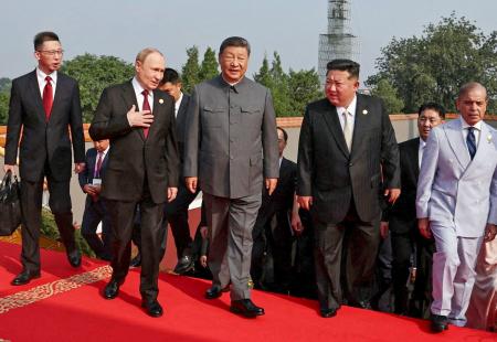 　抗日戦争勝利８０年記念行事に出席した中国の習近平国家主席（中央）とロシアのプーチン大統領（同左）、北朝鮮の金正恩朝鮮労働党総書記（同右）ら＝３日、北京（ロイター＝共同）
