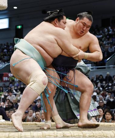 　琴桜（左）が外掛けで豊昇龍を破る＝エディオンアリーナ大阪