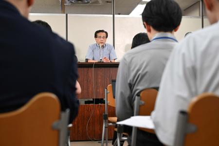 記者会見する高橋正人弁護士＝２０２５年７月、東京地裁
