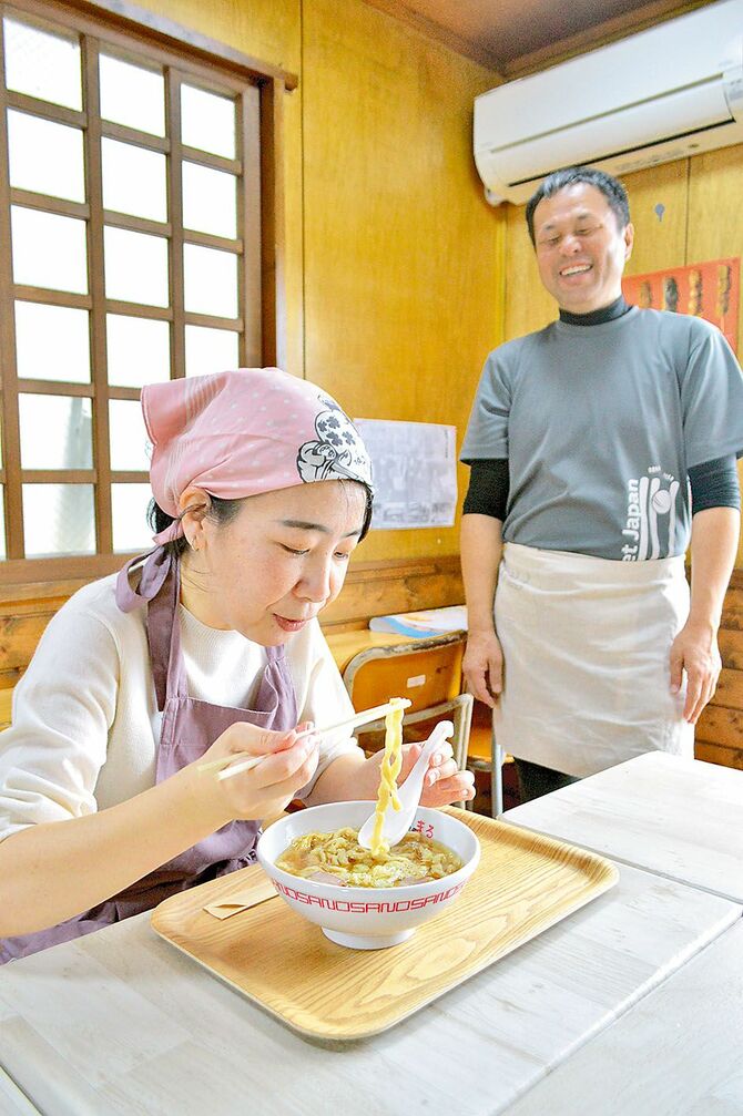 「どうしてこんな極太に」。自分で自分に驚きながら完成した佐野らーめんを味わいます
