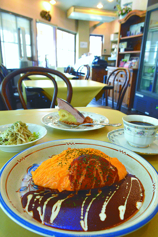 本格「オムライスランチ」。ケーキはオープン当時からのロングセラー「バナナマロンパイ」