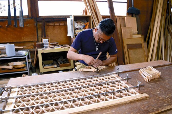 　　　　三組手の付子（つけこ）をはる秀美さん