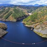 水たたえるダム湖と色づく山肌　鹿沼・南摩ダム試験湛水の開始から１年