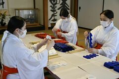 【夕刊】師走の日光二荒山神社で幣束作り