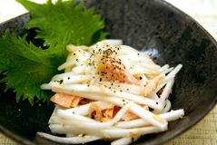 ＜ウドの春色サラダ＞＜納豆のウド和え＞