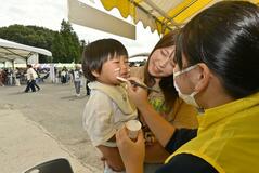 来場者がお面やメーク