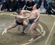 霧島、琴栄峰 ５戦勝ちっ放し　