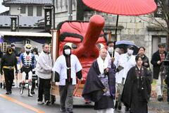 天狗面鼻高々 地域練り歩く