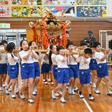 みこし担いで伝統学ぶ 壬生小で出前授業 八坂祭前に城内自治会