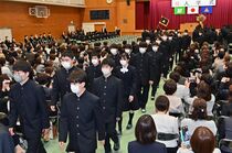 栃木県立高など入学式　創立100年の宇工高、マスク姿で入場