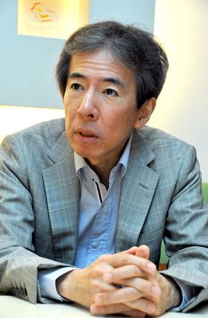 宮本 太郎さん 中央大大学院法学研究科博士後期課程政治学専攻（所定単位取得）、ストックホルム大学客員研究員、立命館大教授、北海道大大学院法学研究科教授などを経て中央大法学部教授。専攻は比較政治、福祉政策論。
