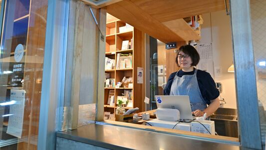 本がくれた再生の場所　宇都宮のシェア型書店の店員　夜が孤独な暗闇からぬくもりに