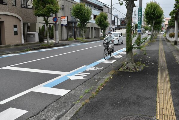 市が昨年度整備した自転車専用通行帯。車道の左端が青色に塗装されている