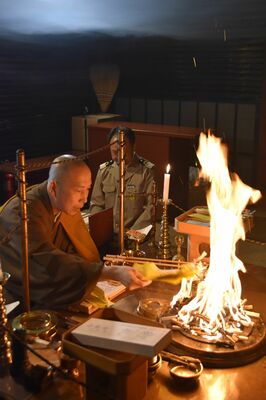 護摩祈祷を行う雑賀さん（左）と山野井支配人