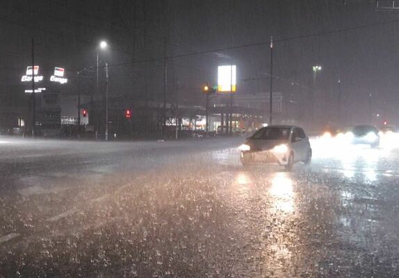 雨が強まる宇都宮市内＝12日夜