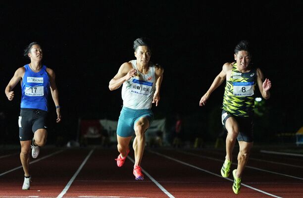 男子１００メートルで優勝した山縣（中央）＝清酒開華スタジアム