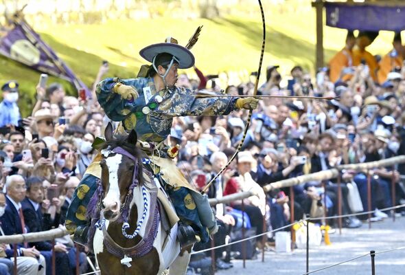 大観衆が見守る中、鏑矢を放つ射手＝17日午後２時、日光市山内