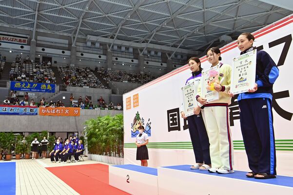 観客らが見守る中、成年女子１００メートル自由形の表彰式に臨む池江（右から３人目）ら＝18日午後、日環アリーナ栃木屋内水泳場