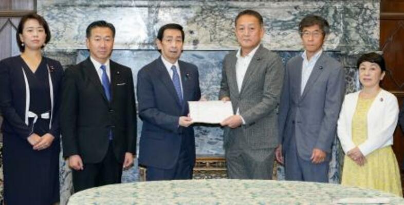 　関口参院議長（中央左）に、臨時国会召集の要求書を提出する立憲民主党の斎藤参院国対委員長（同右）と野党の議員ら＝１１日午前、国会