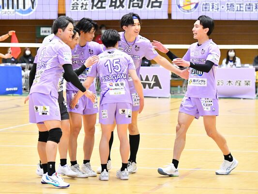 Ｖリーグ参入２年目で３位と躍進したレーヴィス。新戦力と既存の選手が融合し初のＰＯ進出を果たした＝３月14日の長野ＧＲ戦から、フカイスクエアガーデン足利