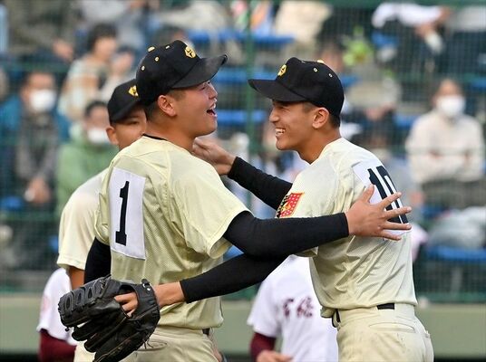 ７年ぶりの決勝進出を決め、抱き合う作新の先発・小川哲（左）と２番手の石毛＝県営
