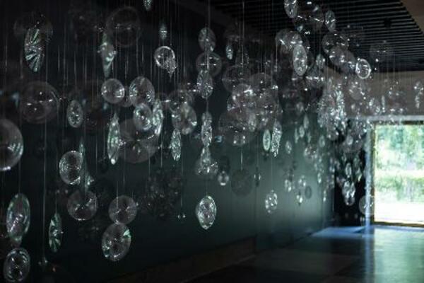 　小松宏誠「雨のうた」（２０１９―２０２６年　ミクストメディア　撮影：稲葉真）（提供写真）