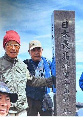 富士山の山頂に立つ設楽さん（左）と小松原さん