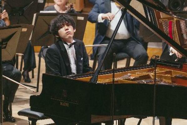 　エリザベート王妃国際音楽コンクールのピアノ部門決勝で演奏する亀井聖矢＝５月３１日、ブリュッセル（ＴＨＯＭＡＳ　ＬＥＯＮＡＲＤ撮影、同コンクール提供・共同）