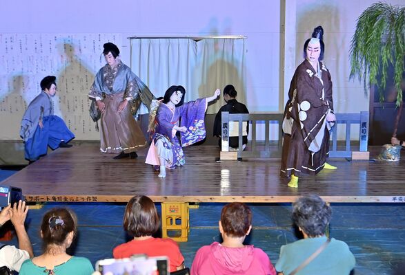 前夜祭の奉納余興で上演された「戻橋」＝25日午後８時55分、那須烏山市金井２丁目