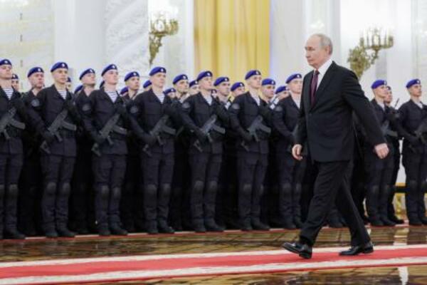 23日、モスクワのクレムリンで勲章授与式典に参加したロシアのプーチン大統領(手前右)(大統領府提供・タス=共同)