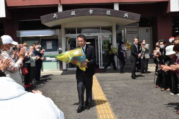 職員や支持者らに見送られ市役所を後にする斎藤氏