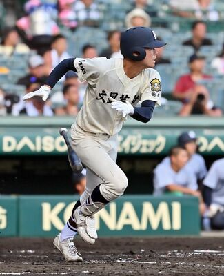 ４回、文星付の山田が左中間に先制の適時三塁打を放つ＝甲子園球場